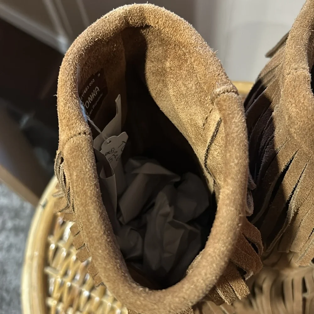 Minnetonkaka size 6. - Picture 4 of 9